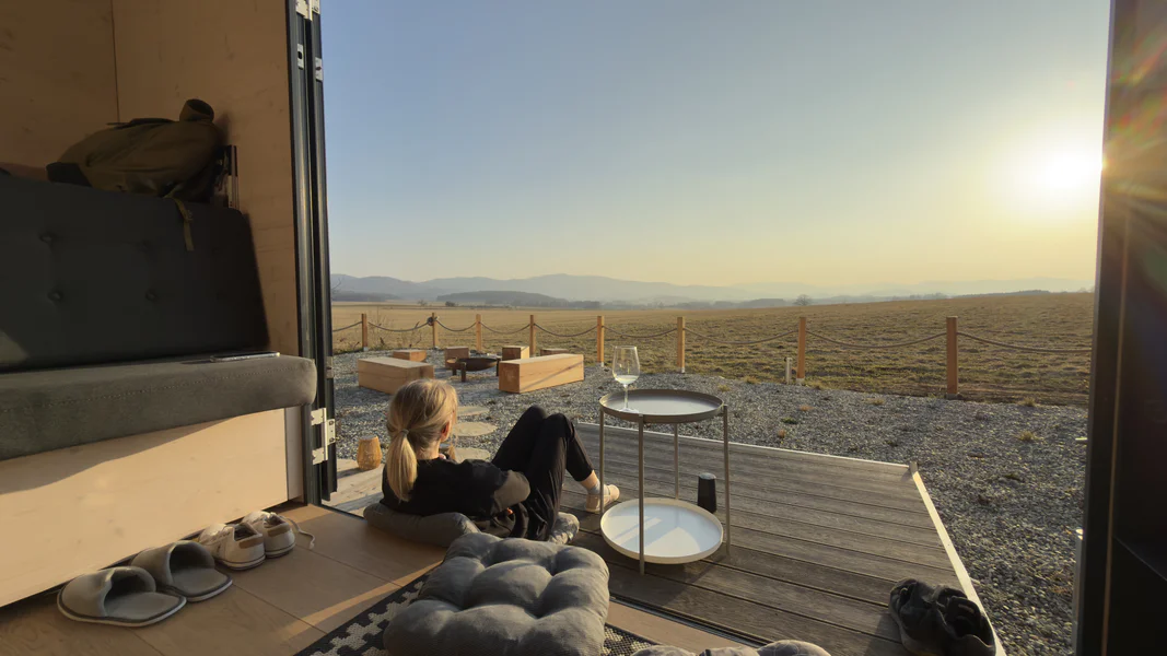 Výhled z hutky při západu slunce