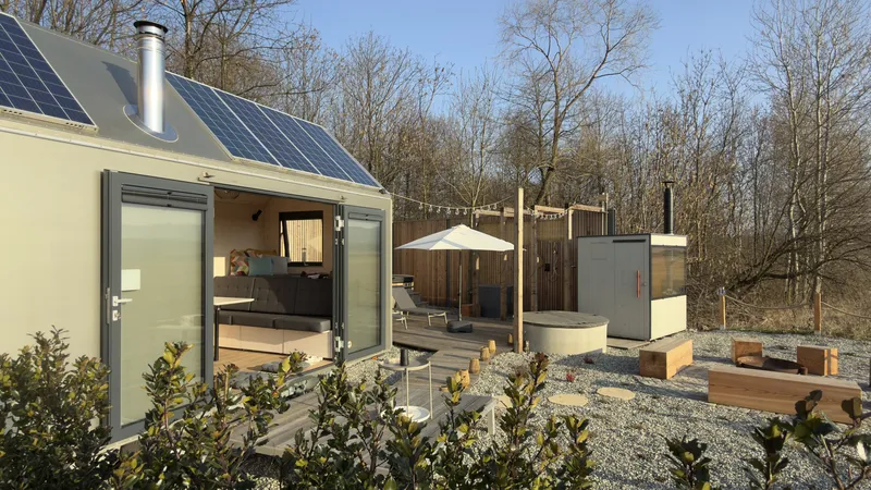 Off-grid cabin with solar panels, terrace and hot tub — Johanka glamping