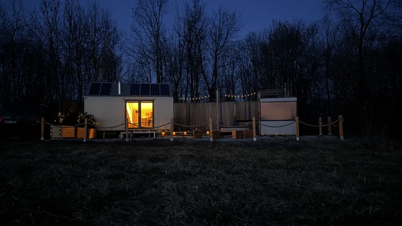 Hutka v noci s atmosférickým osvětlením