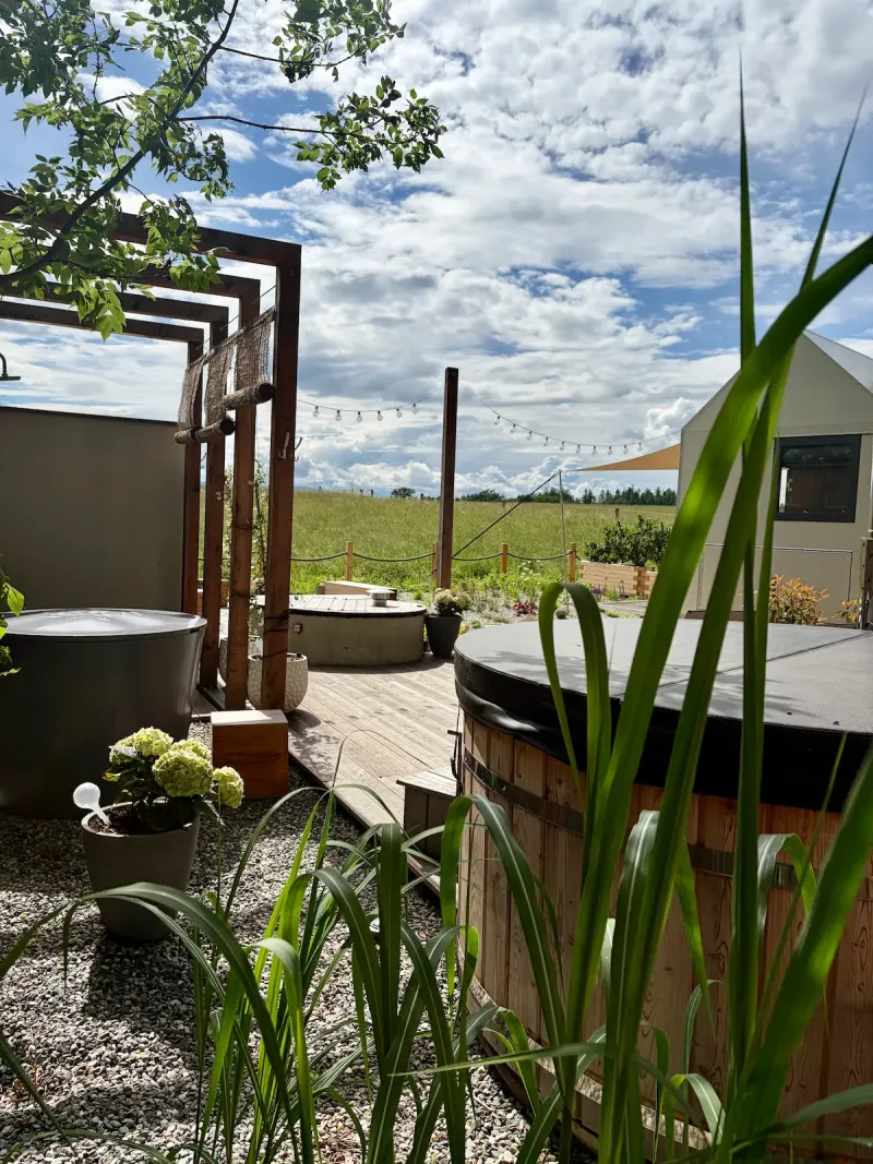 Wood-fired hot tub at Johanka Hutka — outdoor wellness, Rychlebské hory mountains