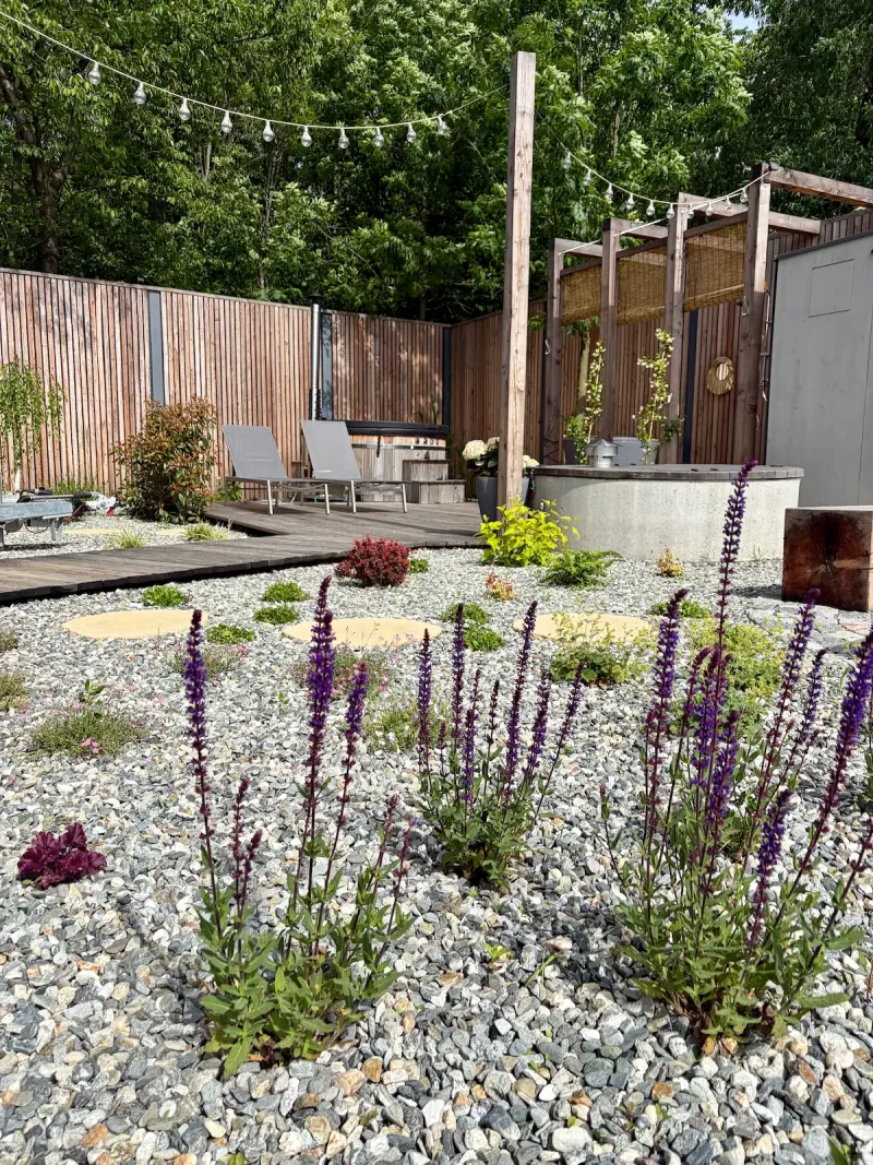 Gravel garden at Johanka with perennials — natural surroundings of the Hutka