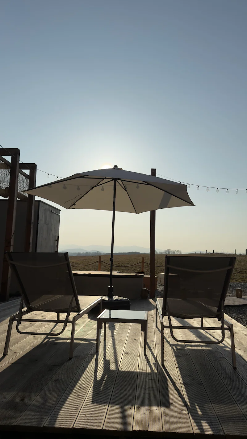 Sunny terrace with loungers like at the beach — Johanka glamping