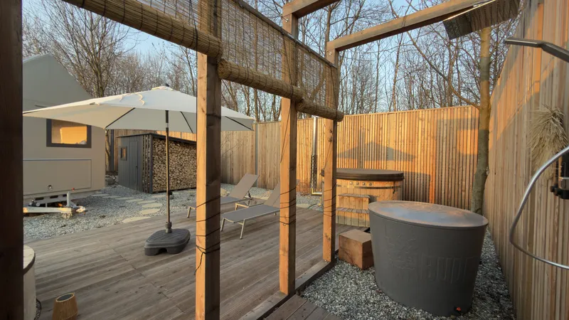 Cooling tub and outdoor shower under pergola — Johanka glamping